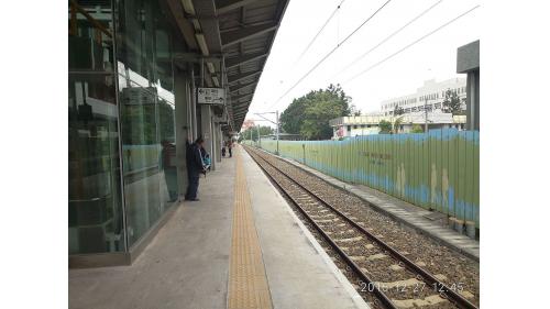 &nbsp;鳳山車站室內設計理念8年10月新站啟用，並進行臨時軌切換工程，其後將臨時車站拆除。【圖/鳳山臨時車站月台】