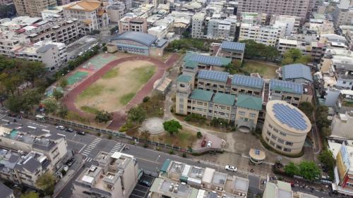 &nbsp;鳳山站位於鳳山區曹公路上，為高雄市內僅次於高雄車站及新左營車站的第三大站。車站附近設有文華國小、曹公國民小學、鳳山國小及鳳山高中等。【圖/文華國小】
