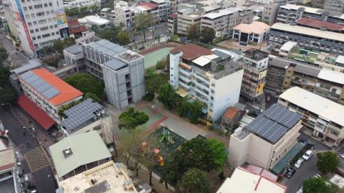 &nbsp;鳳山站位於鳳山區曹公路上，為高雄市內僅次於高雄車站及新左營車站的第三大站。車站附近設有文華國小、曹公國民小學、鳳山國小及鳳山高中等。【圖/曹公國民小學】