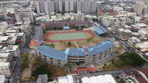 &nbsp;鳳山站位於鳳山區曹公路上，為高雄市內僅次於高雄車站及新左營車站的第三大站。車站附近設有文華國小、曹公國民小學、鳳山國小及鳳山高中等。【圖/鳳山國小】