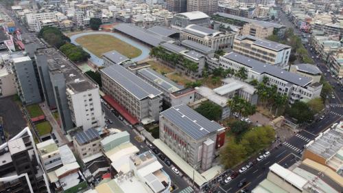 &nbsp;鳳山站位於鳳山區曹公路上，為高雄市內僅次於高雄車站及新左營車站的第三大站。車站附近設有文華國小、曹公國民小學、鳳山國小及鳳山高中等。【圖/鳳山高中】