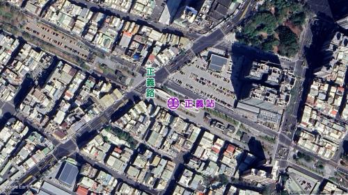 &nbsp;正義站位於苓雅區正義路上，為高雄鐵路地下化新設的捷運化車站，以及高雄捷運黃線預定的捷運車站，台鐵正義站於2018年10月啟用。車站附近設有寶業滯洪公園及正義公園，可供居民運動休憩使用。