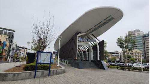 &nbsp;正義站位於苓雅區正義路上，為高雄鐵路地下化新設的捷運化車站，以及高雄捷運黃線預定的捷運車站，台鐵正義站於2018年10月啟用。