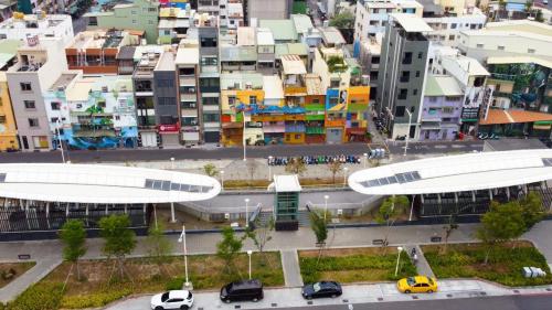 &nbsp;正義站位於苓雅區正義路上，為高雄鐵路地下化新設的捷運化車站，以及高雄捷運黃線預定的捷運車站，台鐵正義站於2018年10月啟用。站體設計為兩山形獨有的對稱出入口，正義站因人口稠密，是七個捷運化車站中唯一有兩個出入口的車站，以衝浪板為建築設計意象，微笑曲線與屋面線條搭配創造地標之獨特感。