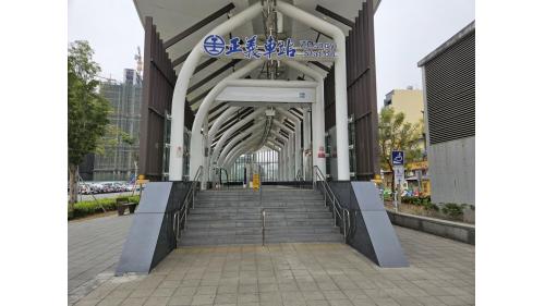&nbsp;正義站為地三層車站，一樓為出入口，地下一樓為大廳層，地下二樓為台鐵月台層，設有兩座側式月台。【圖/一樓出入口】