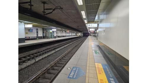 &nbsp;正義站為地下三層車站，一樓為出入口，地下一樓為大廳層，地下二樓為台鐵月台層，設有兩座側式月台。【圖/地下二樓月台層】