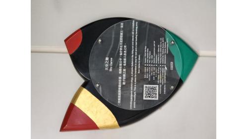 &nbsp;正義站為地下三層車站，一樓為出入口，地下一樓為大廳層，地下二樓為台鐵月台層，設有兩座側式月台。站體設計為兩山形獨有的對稱出入口，以衝浪板為建築設計意象，微笑曲線與屋面線條搭配創造地標之獨特感。因考慮自然採光，車站入口使用玻璃帷幕設計。在車站南側的民宅牆面，更有藝術家何彥霖 LeHo Artwork 所創作的《天空之門》壁畫，與正義車站相互輝映，為社區增添不少繽紛色彩。
