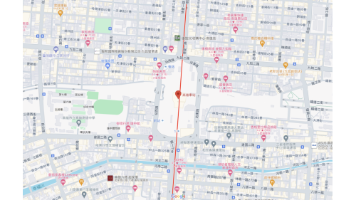 &nbsp;高雄車站編號為R11，位於三民區建國二路，因當時規劃與鐵路地下化高雄火車站共構，因此先行設置臨時站，於2008年通車營運，而永久站則配合鐵路地下化所施築，車站結構體由交通部鐵路改建工程局代辦，建築裝修、水環及機電系統則由高雄市政府捷運局辦理，永久站於目前因高雄車站地下化工程尚未完成，部分區域並未開放。