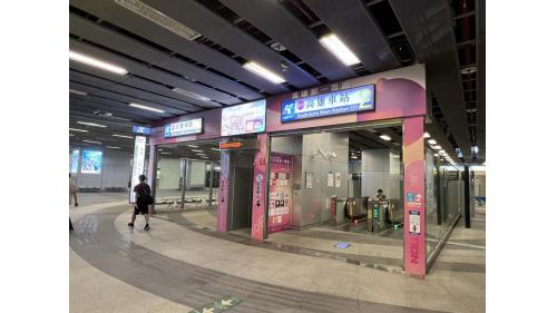 &nbsp;高雄車站永久站有四個出口，目前因高雄車站地下化工程尚未完成，部分區域並未開放。【圖/地下一樓捷運2號出入口】