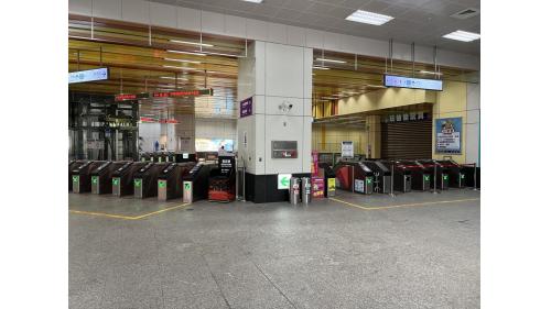 &nbsp;高雄車站為地下四層車站，設有4處出入口，地下一樓為台鐵大廳層，地下二樓為台鐵月台層及捷運商場，地下三樓為捷運大廳層，設有公共藝術『港都懷舊．捷運新遊』，地下四樓為捷運月台層，設有一座島式月台及全高式月台門。 【圖/捷運車站大廳】