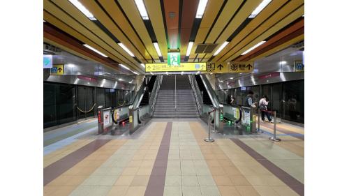 &nbsp;高雄車站為地下四層車站，設有4處出入口，地下一樓為台鐵大廳層，地下二樓為台鐵月台層及捷運商場，地下三樓為捷運大廳層，設有公共藝術『港都懷舊．捷運新遊』，地下四樓為捷運月台層，設有一座島式月台及全高式月台門。 【圖/月台層】