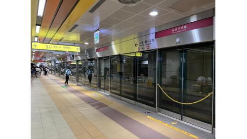 &nbsp;高雄車站為地下四層車站，設有4處出入口，地下一樓為台鐵大廳層，地下二樓為台鐵月台層及捷運商場，地下三樓為捷運大廳層，設有公共藝術『港都懷舊．捷運新遊』，地下四樓為捷運月台層，設有一座島式月台及全高式月台門。 【圖/第一月台層，往小港方向】