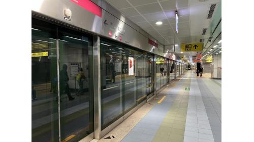 高雄車站為地下四層車站，設有4處出入口，地下一樓為台鐵大廳層，地下二樓為台鐵月台層及捷運商場，地下三樓為捷運大廳層，設有公共藝術『港都懷舊．捷運新遊』，地下四樓為捷運月台層，設有一座島式月台及全高式月台門。【圖/第二月台，往岡山方向】