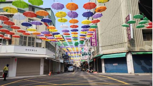 &nbsp;高雄車站為台鐵及捷運之共構轉運站，地下二樓設有主題美食街，地下三樓設有高雄駅一番街，車站外附近設有長明街商圈、大連街商圈以及後驛成衣商圈，此外車站尚有商辦大樓及旅館大樓正在興建中。【圖/後驛成衣商圈】