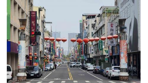 &nbsp;高雄車站為台鐵及捷運之共構轉運站，地下二樓設有主題美食街，地下三樓設有高雄駅一番街，車站外附近設有長明街商圈、大連街商圈以及後驛成衣商圈，此外車站尚有商辦大樓及旅館大樓正在興建中。【圖/大連街商圈】