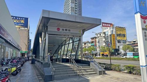 &nbsp;後驛站為地下二層車站，設有4處出入口，地下一樓為大廳層，設有公共藝術『綠意』，地下二樓為月台層，設有一座島式月台及全高式月台門。 【圖/１號出口，十全國小、三民區行政中心（博愛一路西側，察哈爾二街口）、YouBike微笑自行車】