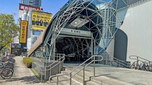 &nbsp;後驛站為地下二層車站，設有4處出入口，地下一樓為大廳層，設有公共藝術『綠意』，地下二樓為月台層，設有一座島式月台及全高式月台門。【圖/２號出口，三民公園、三民國中（博愛一路東側，察哈爾一街口）、YouBike微笑自行車】