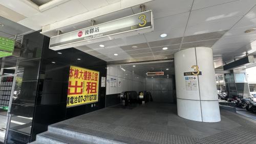 &nbsp;後驛站為地下二層車站，設有4處出入口，地下一樓為大廳層，設有公共藝術『綠意』，地下二樓為月台層，設有一座島式月台及全高式月台門。【圖/３號出口，愛河之心、土地銀行（博愛一路東側，綏遠一街口）、YouBike微笑自行車】