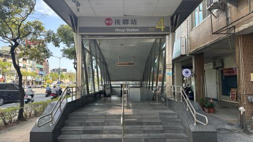 &nbsp;後驛站為地下二層車站，設有4處出入口，地下一樓為大廳層，設有公共藝術『綠意』，地下二樓為月台層，設有一座島式月台及全高式月台門。【圖４號出口，高雄銀行、綏遠二街（博愛一路西側，綏遠二街口）】