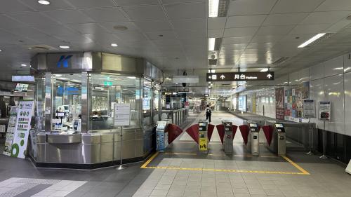 &nbsp;後驛站為地下二層車站，設有4處出入口，地下一樓為大廳層，設有公共藝術『綠意』，地下二樓為月台層，設有一座島式月台及全高式月台門。【圖/車站大廳】
