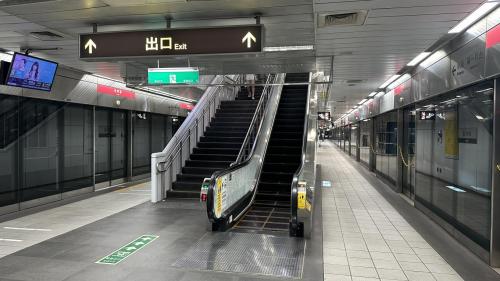 &nbsp;後驛站為地下二層車站，設有4處出入口，地下一樓為大廳層，設有公共藝術『綠意』，地下二樓為月台層，設有一座島式月台及全高式月台門。【圖/月台層】