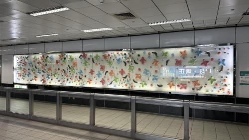 &nbsp;後驛站為地下二層車站，設有4處出入口，地下一樓為大廳層，設有公共藝術『綠意』。【圖/公共藝術&mdash;綠意。作者：廖瑞章】