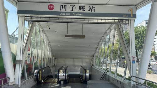 &nbsp;凹子底站為地下二層車站，設有4處出入口，旅客可於1、2號出口站外轉乘環狀輕軌愛河之心站，地下一樓為大廳層，設有公共藝術『明日都心』，地下二樓為月台層，設有一座島式月台及全高式月台門。【圖/1號出入口，龍華國小、 環狀輕軌C24愛河之心站(順行)】