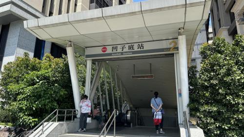 &nbsp;凹子底站為地下二層車站，設有4處出入口，旅客可於1、2號出口站外轉乘環狀輕軌愛河之心站，地下一樓為大廳層，設有公共藝術『明日都心』，地下二樓為月台層，設有一座島式月台及全高式月台門。【圖/2號出入口，博愛蕙馨醫院（博愛二路接近大順一路口）、 環狀輕軌C24愛河之心站(逆行)】