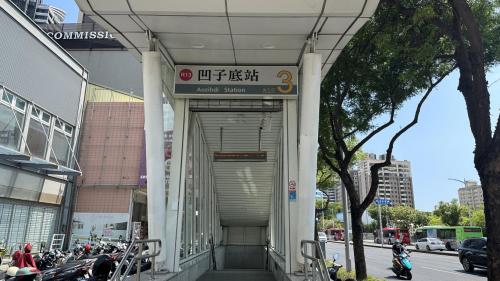 &nbsp;凹子底站為地下二層車站，設有4處出入口，旅客可於1、2號出口站外轉乘環狀輕軌愛河之心站，地下一樓為大廳層，設有公共藝術『明日都心』，地下二樓為月台層，設有一座島式月台及全高式月台門。【圖/3號出入口，博田國際醫院（博愛路忠言路口）、YouBike微笑自行車】