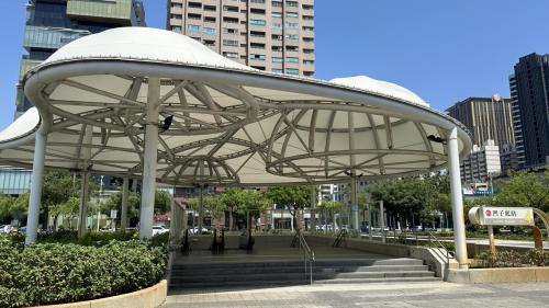 &nbsp;凹子底站為地下二層車站，設有4處出入口，旅客可於1、2號出口站外轉乘環狀輕軌愛河之心站，地下一樓為大廳層，設有公共藝術『明日都心』，地下二樓為月台層，設有一座島式月台及全高式月台門。【圖/4號出入口，明華國中、高等法院（農16）、YouBike微笑自行車】