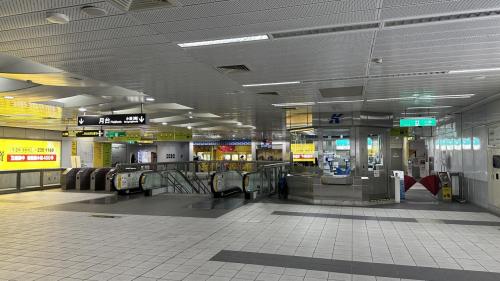 &nbsp;凹子底站為地下二層車站，設有4處出入口，旅客可於1、2號出口站外轉乘環狀輕軌愛河之心站，地下一樓為大廳層，設有公共藝術『明日都心』，地下二樓為月台層，設有一座島式月台及全高式月台門。【圖/車站大廳】