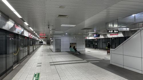 &nbsp;凹子底站為地下二層車站，設有4處出入口，旅客可於1、2號出口站外轉乘環狀輕軌愛河之心站，地下一樓為大廳層，設有公共藝術『明日都心』，地下二樓為月台層，設有一座島式月台及全高式月台門。【圖/月台層】