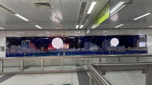 &nbsp;凹子底站為地下二層車站，地下一樓為大廳層，設有公共藝術『明日都心』。作品運用環型攝影與數位影像結合的技術，將捷運站周遭的環 境特色巧妙地融入捷運站內，並將其過去、現在與未來城市印象 交互融合，讓原本荒蕪的大片農地、繼起的住宅大鎮，與未來文 化藝術氣息濃厚的人文城市新形象同時在民眾眼前展現。【圖/公共藝術-明日都星。作者-朱宇明。】