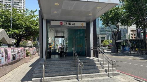 &nbsp;巨蛋站為地下二層車站，設有5處出入口，地下一樓為大廳層，設有公共藝術『日出台灣』，地下二樓為月台層，設有一座島式月台及全高式月台門。【圖/1號出入口，三民家商】