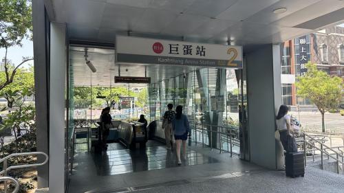 &nbsp;巨蛋站為地下二層車站，設有5處出入口，地下一樓為大廳層，設有公共藝術『日出台灣』，地下二樓為月台層，設有一座島式月台及全高式月台門。【圖/2號出入口，明誠公園】