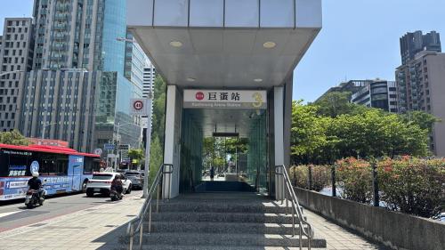 &nbsp;巨蛋站為地下二層車站，設有5處出入口，地下一樓為大廳層，設有公共藝術『日出台灣』，地下二樓為月台層，設有一座島式月台及全高式月台門。【圖/3號出入口，三民家商】