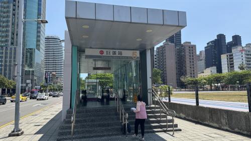 &nbsp;巨蛋站為地下二層車站，設有5處出入口，地下一樓為大廳層，設有公共藝術『日出台灣』，地下二樓為月台層，設有一座島式月台及全高式月台門。【圖/5號出入口，高雄巨蛋、漢神巨蛋】