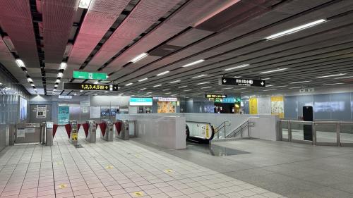 &nbsp;巨蛋站為地下二層車站，設有5處出入口，地下一樓為大廳層，設有公共藝術『日出台灣』，地下二樓為月台層，設有一座島式月台及全高式月台門。【圖/車站大廳】