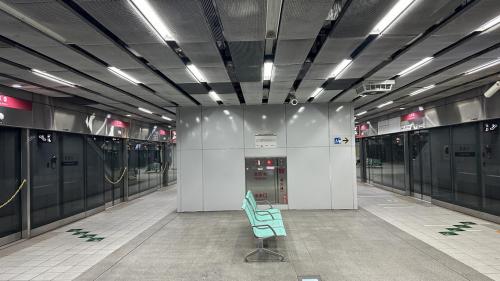 &nbsp;巨蛋站為地下二層車站，設有5處出入口，地下一樓為大廳層，設有公共藝術『日出台灣』，地下二樓為月台層，設有一座島式月台及全高式月台門。 【圖/月台層】