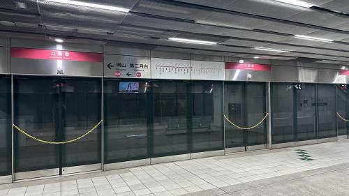&nbsp;巨蛋站為地下二層車站，設有5處出入口，地下一樓為大廳層，設有公共藝術『日出台灣』，地下二樓為月台層，設有一座島式月台及全高式月台門。 【圖/第二月台，往岡山方向】