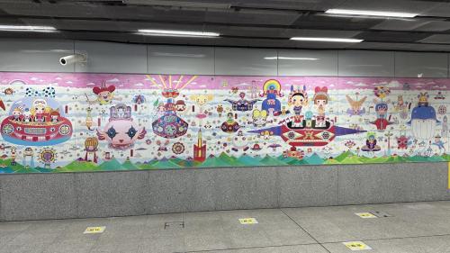 &nbsp;巨蛋站為地下二層車站，設有5處出入口，地下一樓為大廳層，設有公共藝術『日出台灣』。 【圖/公共藝術-日出台灣。作者:可樂王(Cola King)】