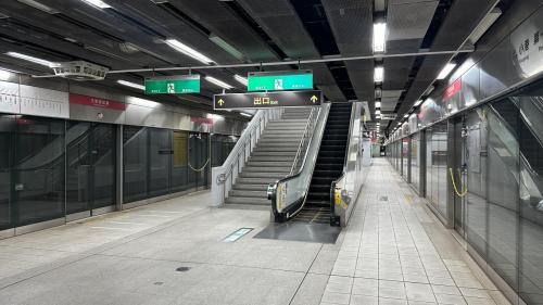 &nbsp;生態園區站為地下二層車站，設有2處出入口，地下一樓為大廳層，設有公共藝術『綠野仙蹤』，地下二樓為月台層，設有一座島式月台及全高式月台門。 【圖/月台層】