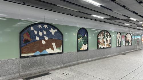 &nbsp;生態園區站為地下二層車站，設有2處出入口，地下一樓為大廳層，設有公共藝術『綠野仙蹤』，作品以以一種「穿越」的概念，表現陶壁與自然空間的相對應關係。虛實之間的「門」代表時空穿越入口意象；而門內的風情則表現 高雄川流在新捷運線上的旅人新風貌。【圖/公共藝術-綠野仙蹤。作者：楊文霓(Yang Winnie)】