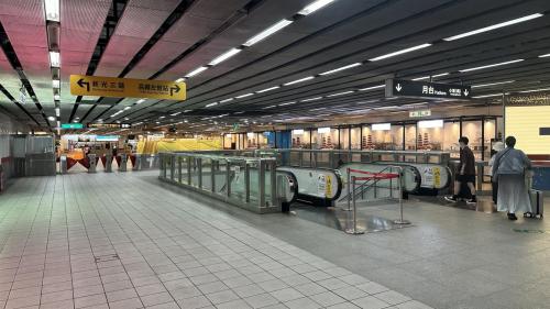 &nbsp;左營/高鐵站為地下二層車站，設有2處出入口，由於預留轉乘高鐵之通道尚未施作，欲轉乘高鐵之旅客須至地面層進行站外轉乘，地下一樓為大廳層，欲搭乘台鐵之旅客可於此站內轉乘，設有公共藝術『游．戲/悠游當代．戲墨古城』。【圖/車站大廳】