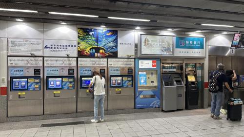 &nbsp;左營/高鐵站為地下二層車站，設有2處出入口，由於預留轉乘高鐵之通道尚未施作，欲轉乘高鐵之旅客須至地面層進行站外轉乘，地下一樓為大廳層，欲搭乘台鐵之旅客可於此站內轉乘，設有公共藝術『游．戲/悠游當代．戲墨古城』。【圖/自動售票處】