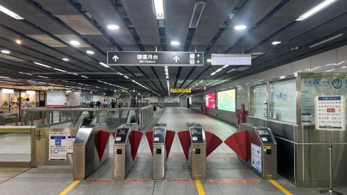 &nbsp;左營/高鐵站為地下二層車站，設有2處出入口，由於預留轉乘高鐵之通道尚未施作，欲轉乘高鐵之旅客須至地面層進行站外轉乘，地下一樓為大廳層，欲搭乘台鐵之旅客可於此站內轉乘，設有公共藝術『游．戲/悠游當代．戲墨古城』。【圖/驗票匣門】