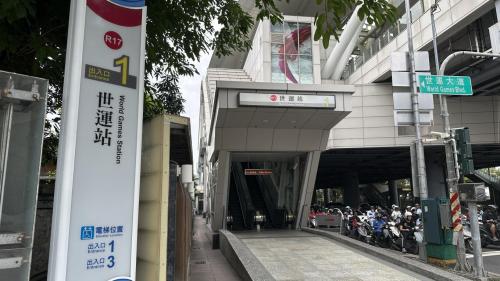 &nbsp;世運/國家體育園區站為地上四層車站，設有4處出入口，三樓為月台層，設有兩座側式月台，並設有公共藝術『半屏山之魂/空中的雨林』，四樓為轉換層，設有天橋供旅客轉換月台。【圖/1號出入口，世運主場館、國軍高雄總醫院左營分院】