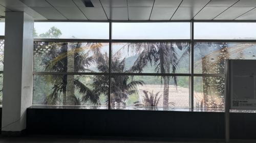 &nbsp;世運站站體外觀設計成「海上雄獅‧揚帆待發」之風貌，以AAG (Architecture Art Glass)建築藝術玻璃為站體與公共藝術之主要媒材，透過數位藝 術獨特的設計語彙跨越2D與3D的呈現，在屋頂採光天窗、車站主 體側牆以及電扶梯之藝術玻璃上處處可見花草、樹木、山林光影 等蹤跡，宛若一座空中雨林騎跨在都市塵囂之上，讓人彷彿置身 半屏山的綠林步道中，在高雄的艷陽下同光影舞蹈，娓娓道出 「高雄人與山的故事」。【圖/公共藝術半屏山之魂/空中的雨林。作者：Wood Janssen Incorporated團隊】