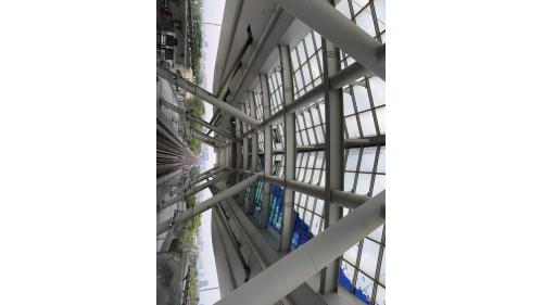 &nbsp;世運站站體外觀設計成「海上雄獅‧揚帆待發」之風貌，以AAG (Architecture Art Glass)建築藝術玻璃為站體與公共藝術之主要媒材，透過數位藝 術獨特的設計語彙跨越2D與3D的呈現，在屋頂採光天窗、車站主 體側牆以及電扶梯之藝術玻璃上處處可見花草、樹木、山林光影 等蹤跡，宛若一座空中雨林騎跨在都市塵囂之上，讓人彷彿置身 半屏山的綠林步道中，在高雄的艷陽下同光影舞蹈，娓娓道出 「高雄人與山的故事」。【圖/公共藝術半屏山之魂/空中的雨林。作者：Wood Janssen Incorporated團隊】
