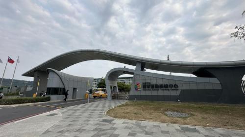 &nbsp;世運/國家體育園區站為地上四層車站，設有4處出入口，車站附近有高雄國家體育館、國家運動訓練中心及國軍左營總醫院。【圖/國家運動訓練中心】